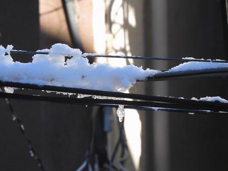雪が残る電線 雪,積雪,冬の写真素材