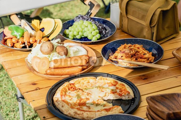 キャンプ場でキャンプ飯を食べる家族 キャンプ飯,キャンプ,料理の写真素材