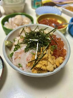 海鮮丼（いくら・うに・ホタテ・赤海老） 海鮮丼,いくら,うにの写真素材