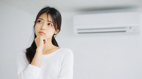 悩む若い女性 悩む若い女性の写真