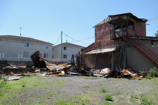 数日前、火災被害に遭った郊外の住宅 建物,家,家屋の写真素材
