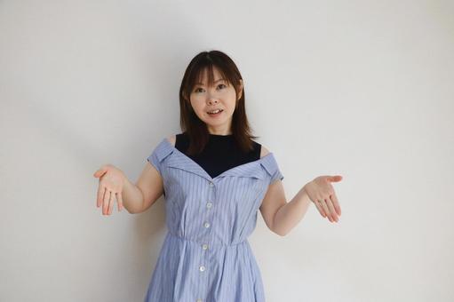 案内する女性 案内,プレゼンテーション,コミュニケーションの写真素材