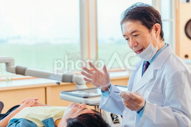 歯医者と男性患者 歯医者,歯科医院,説明の写真素材