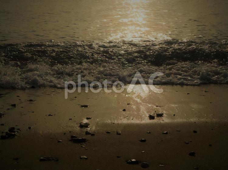 沖縄の海　波打ち際 サンセット,サンセットビーチ,ビーチの写真素材