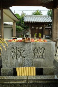朝の川越市、八幡宮の花手水 朝の川越市、八幡宮の花手水 神社仏閣,神社,川越八幡宮の写真素材