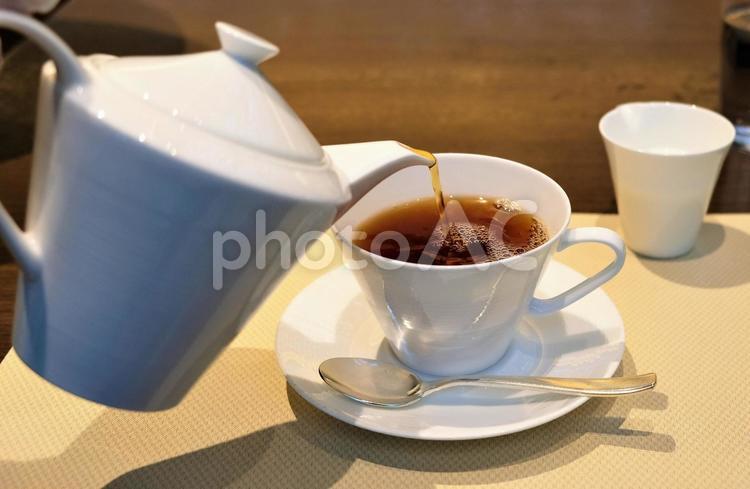 紅茶を注ぐ給仕サービスを受けている場面 紅茶,注がれる,注ぐの写真素材