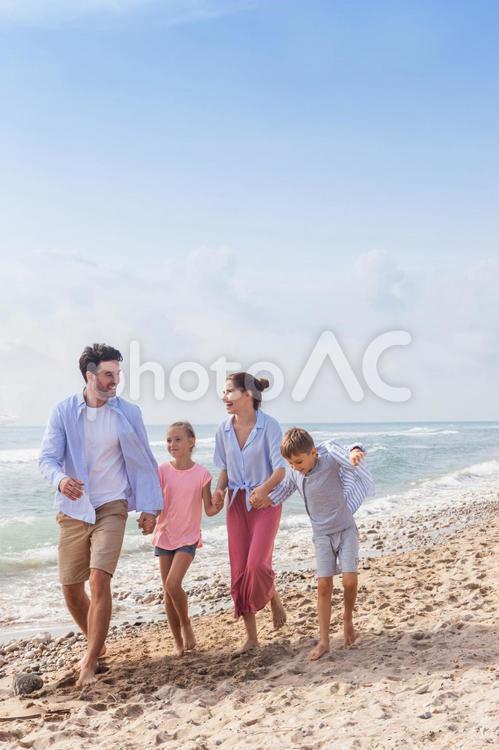 楽しそうに砂浜を歩く親子 親子,海,歩くの写真素材