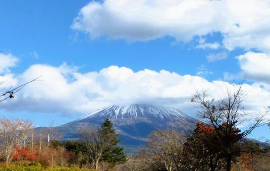 雪と雲を被る冬の富士山 雪と雲を被る冬の富士山 富士山,雪,冬の写真素材