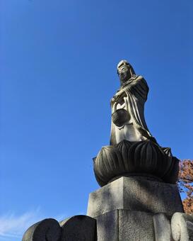 浜名湖を見守る像 像,空,晴れの写真素材