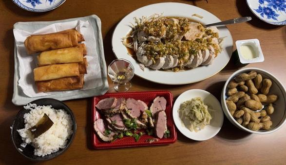 春巻きと鶏胸肉蒸しにねぎだれなどの夕食 春巻きと鶏胸肉蒸しにねぎだれなどの夕食の写真