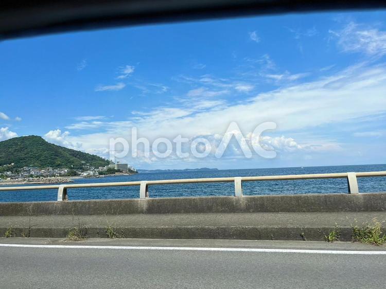 車から見た青空と海 自然,空,風景の写真素材