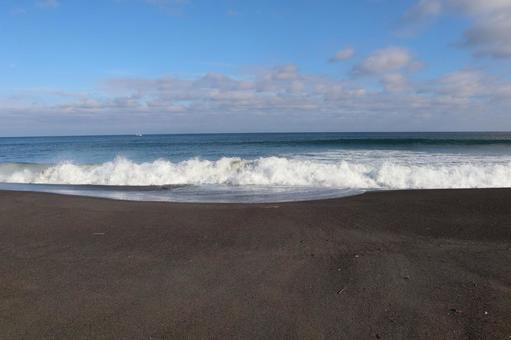 砂浜と打ち寄せる波と青い海と雲と青空 砂浜と打ち寄せる波と青い海と雲と青空の写真
