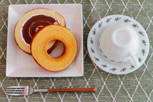 ロールケーキお茶セット1 ロールケーキお茶セット1の写真