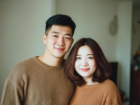 窓からの光と穏やかな夫婦の写真