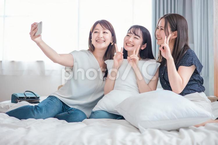 旅行先でスマホを使う女性（自撮り） スマホ,旅行,スマートフォンの写真素材