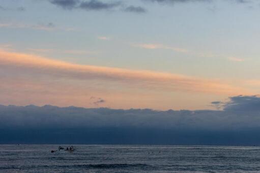 早朝の富山湾を行く漁船 海,富山湾,漁船の写真素材