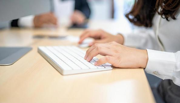 ビジネスシーン　オフィス　 キーボードの写真