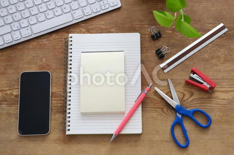 PCとスマホと文房具 パソコン,スマホ,デスクワークの写真素材