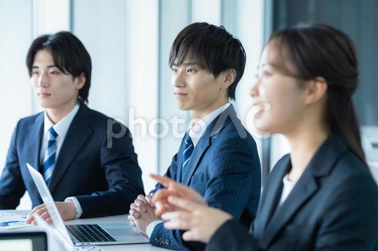 打ち合わせする若いビジネスマン ミーティング,会議,ビジネスマンの写真素材