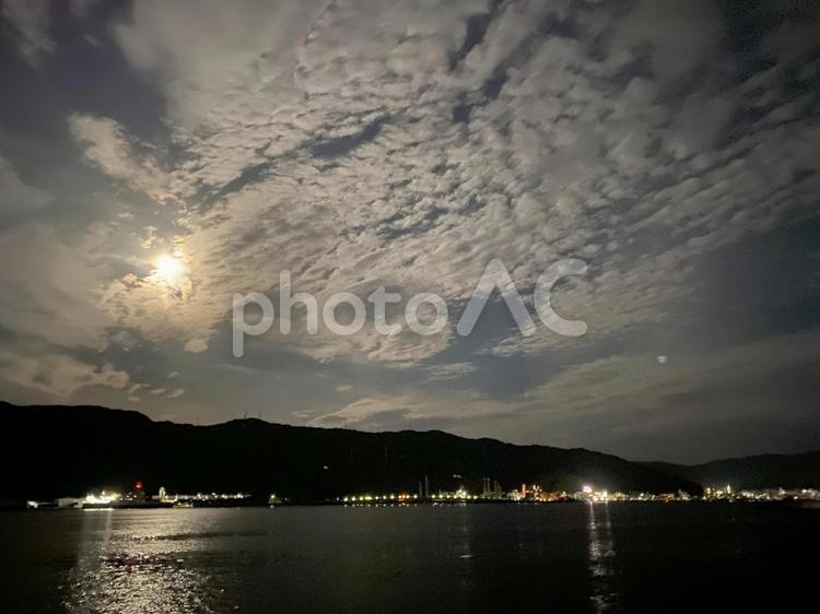 夜景 海 堤防  月 漁港  船,波,山の写真素材