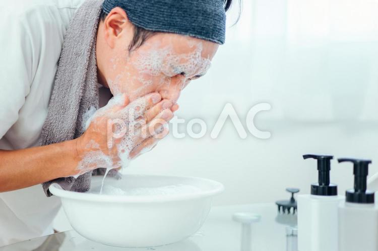 泡洗顔する男性（洗顔料） 洗顔,男性,スキンケアの写真素材