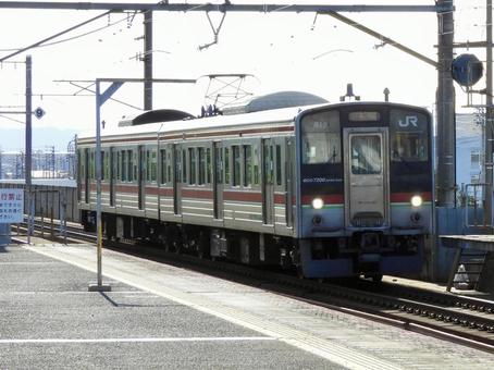 丸亀駅に到着する予讃線7200系電車 丸亀駅に到着する予讃線7200系電車 予讃線,丸亀駅,丸亀市の写真素材