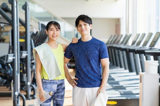 ジムでトレーニングする若い男女 ジム,フィットネス,若いの写真素材