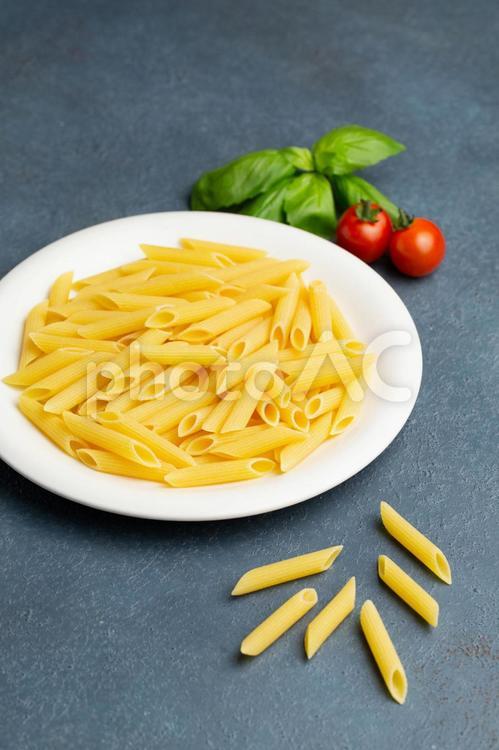 ペンネ（ショートパスタ）縦位置 ペンネ,ペン,ショートパスタの写真素材