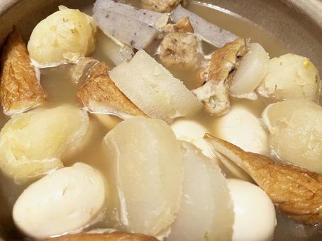 鍋の中で煮えていく美味しそうなおでんの写真