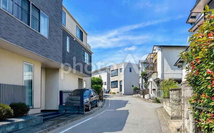 陽射しの強い昼に眺める少し上り坂の住宅街 家,戸建て,住宅の写真素材