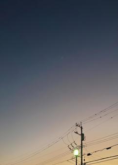 夕暮れの空と電線 夕暮れの空と電線の写真