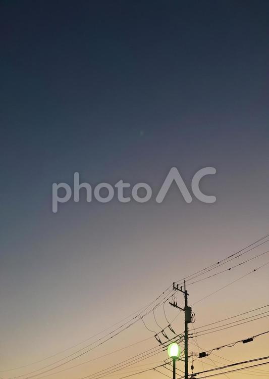 夕暮れの空と電線 夜空,夕暮れ,空の写真素材