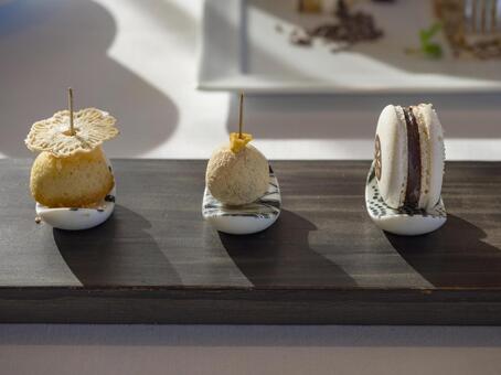 午後の光に映える小さなデセール デザート,スイーツ,洋菓子の写真素材