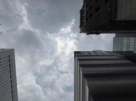 オフィスビルを下から オフィスビルを下から 高層ビル,オフィスビル,現代建築の写真素材