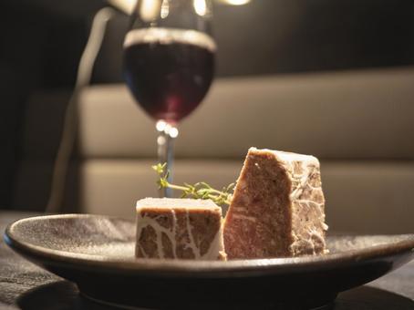 赤の余韻と夜の前菜の写真