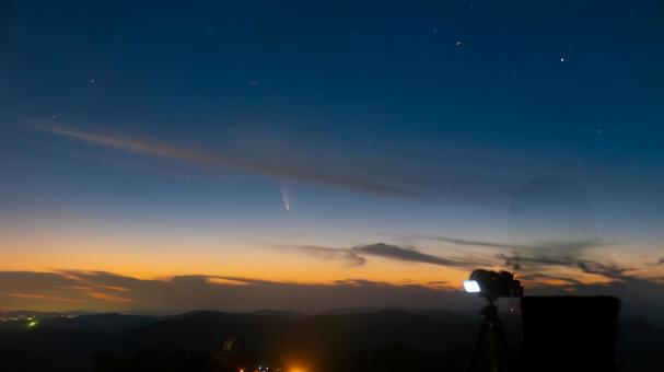 彗星を捉えるカメラの視線 彗星を捉えるカメラの視線 彗星,流れ星,尾の写真素材