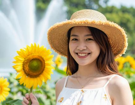 麦わら帽子の彼女と、都市公園の噴水 麦わら帽子の彼女と、都市公園の噴水の写真