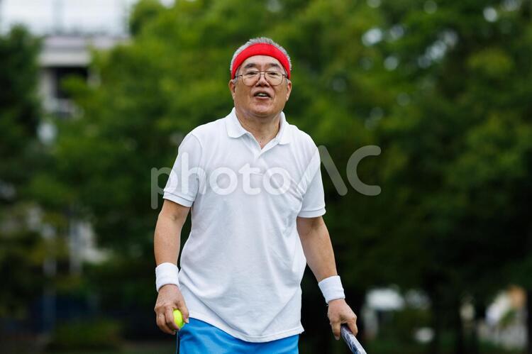 テニスをする男性 男性,テニス,スポーツの写真素材
