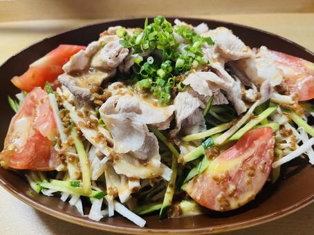冷しゃぶサラダ 冷しゃぶサラダ おかず,豚肉,サラダの写真素材
