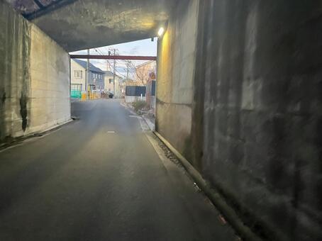 照明付きトンネルと住宅街 トンネル,照明,道路の写真素材