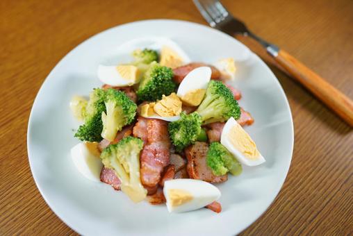 ベーコンエッグとブロッコリー ベーコンエッグとブロッコリー 食事,食卓,野菜の写真素材