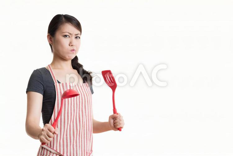 料理用具を持って怒っている表情の女性 1人,アジア人,イメージの写真素材