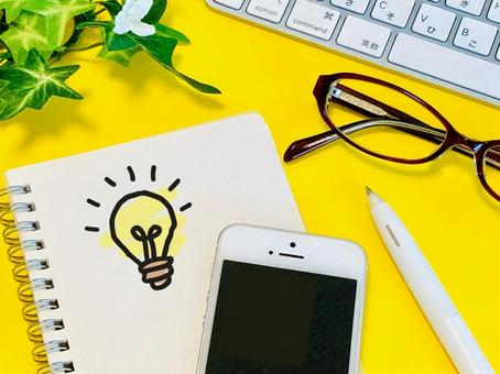 豆電球の絵が描かれたノートとスマホ 豆電球の絵が描かれたノートとスマホ アイデア,豆電球,スマホの写真素材