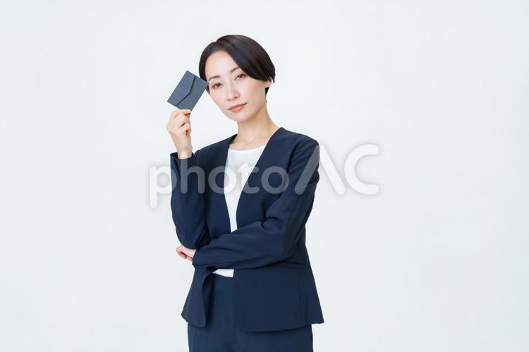 手紙を持つスーツを着た女性 管理職,スカウト,案内状の写真素材