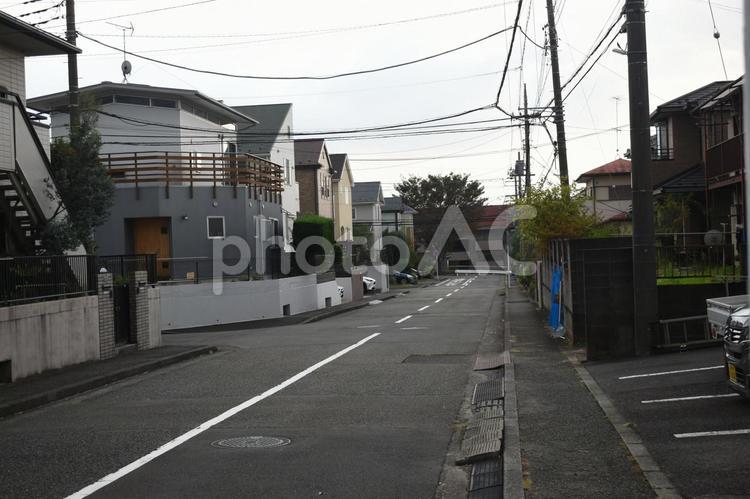 薄曇りの横浜市青葉区の路地裏 背景,市街地,バックグラウンドの写真素材