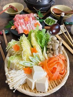 鍋用野菜盛り付け 鍋用野菜盛り付け 鍋野菜,鍋具材,鍋野菜盛り付けの写真素材