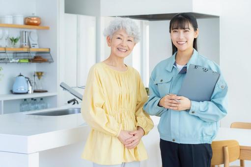 シニア女性と商談をする不動産業者 シニア女性と商談をする不動産業者の写真