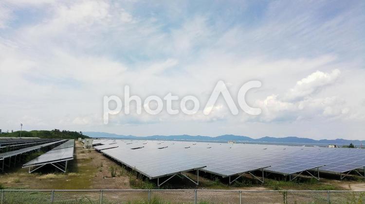 街並み　太陽光発電システム　ソーラーパネルと空 太陽光発電,エネルギー,エコの写真素材