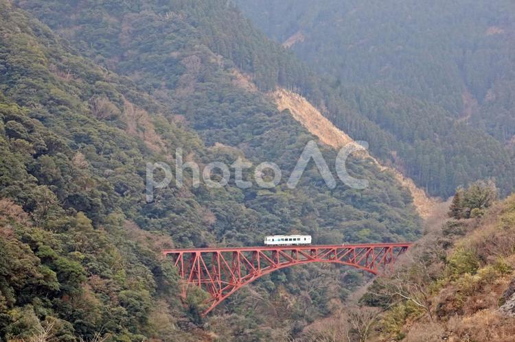 雄大な阿蘇渓谷の橋梁を渡る気動車 第一白川橋梁,南阿蘇鉄道,単行の写真素材