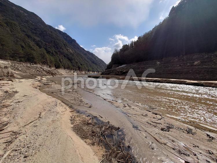 弥栄ダムの減水風景 ダム,弥栄ダム,渓谷の写真素材
